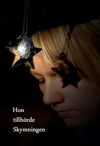 Hon tillhörde Skymningen av Jessica Lindell Hörning